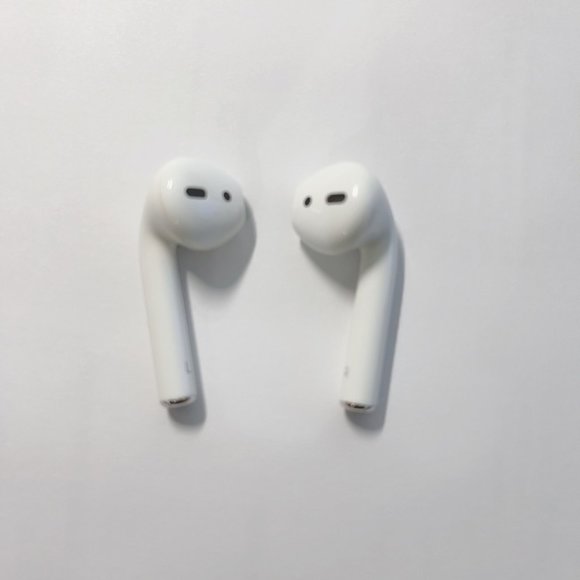 Apple AirPods with Charging Case (2nd Generation) - Picture 2 of 5